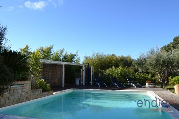 Propriété contemporaine au calme absolu avec piscine, trois appartements indépendants.