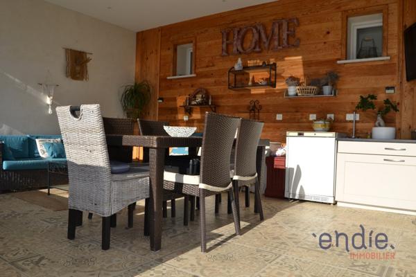 Propriété contemporaine au calme absolu avec piscine, trois appartements indépendants.