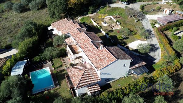 Propriété contemporaine au calme absolu avec piscine, trois appartements indépendants.