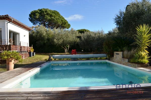 Propriété contemporaine au calme absolu avec piscine, trois appartements indépendants.