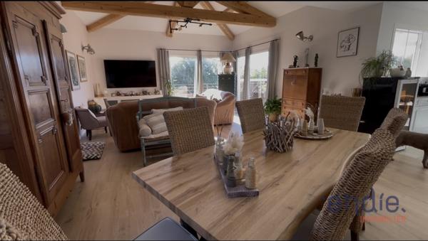 Propriété contemporaine au calme absolu avec piscine, trois appartements indépendants.