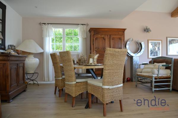 Propriété contemporaine au calme absolu avec piscine, trois appartements indépendants.
