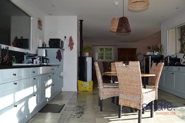 Propriété contemporaine au calme absolu avec piscine, trois appartements indépendants.