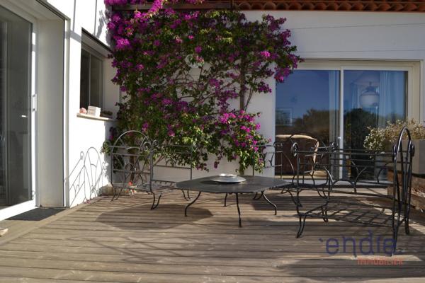 Propriété contemporaine au calme absolu avec piscine, trois appartements indépendants.