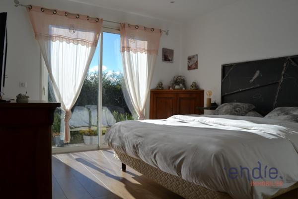 Propriété contemporaine au calme absolu avec piscine, trois appartements indépendants.
