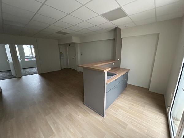 A LOUER - Proche Gare: bureaux 95 m² , Laval