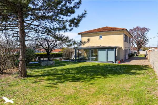 Maison à vendre |  Châteaubernard |  6 pièces | 174 m²