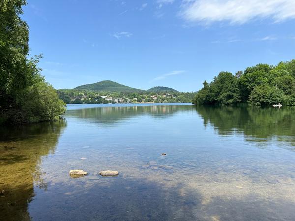 Maisonnette avec terrasse à rénover au bord du lac d'Aydat dans un parc arboré