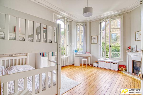 "Le Chesnay Plateau Saint Antoine" Exceptionnel ! Superbe appartement de 115m² en rez de jardin avec terrasse !

Loyer €3 200/mois charges comprises **

- Ref : 24226