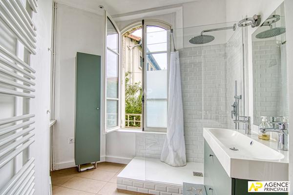 "Le Chesnay Plateau Saint Antoine" Exceptionnel ! Superbe appartement de 115m² en rez de jardin avec terrasse !

Loyer €3 200/mois charges comprises **

- Ref : 24226