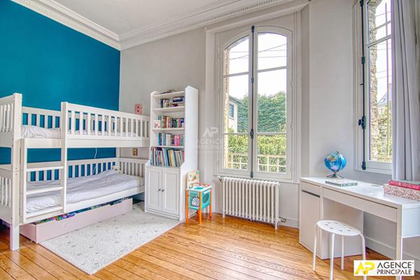 "Le Chesnay Plateau Saint Antoine" Exceptionnel ! Superbe appartement de 115m² en rez de jardin avec terrasse !

Loyer €3 200/mois charges comprises **

- Ref : 24226