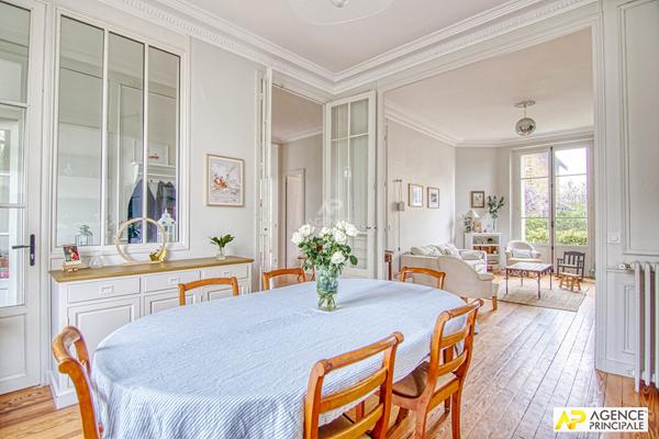 "Le Chesnay Plateau Saint Antoine" Exceptionnel ! Superbe appartement de 115m² en rez de jardin avec terrasse !

Loyer €3 200/mois charges comprises **

- Ref : 24226