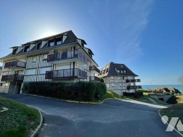 "Chez des Notaires à Mes Côtés".  Aux portes de DEAUVILLE, à BENERVILLE SUR MER à proximité Bor...