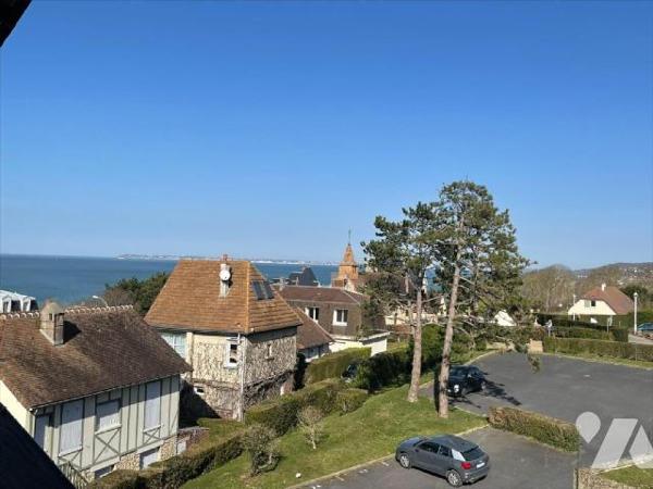 "Chez des Notaires à Mes Côtés".  Aux portes de DEAUVILLE, à BENERVILLE SUR MER à proximité Bor...