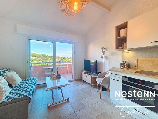 VUE MER - Appartement rénové dernier étage en excellent état avec terrasse, stationnement et piscine