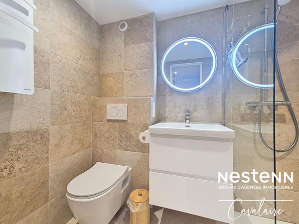 VUE MER - Appartement rénové dernier étage en excellent état avec terrasse, stationnement et piscine