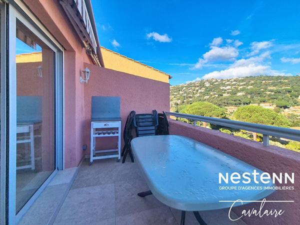 VUE MER - Appartement rénové dernier étage en excellent état avec terrasse, stationnement et piscine