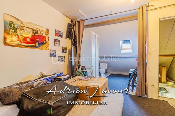 PRUNIERS-EN-SOLOGNE (41200) - BELLE MAISON FAMILIALE. Venez découvrir cette jolie maison de 1995 située au centre du village et de toutes ses commodités, vous profiterez au rez-de-chaussée d'un salon/séjour, d'une cuisine aménagée indépendante, d'une chambre, d'une salle de bain avec baignoire et douche ainsi qu'un wc indépendant. L'étage se compose de 3 chambres dont une de 19 m² et d'une salle d'eau avec wc. Garage accolé de plus de 28 m², accessible depuis la cuisine, avec une chambre d'amis à l'étage ainsi qu'une douche et wc. L'ensemble sur un terrain de plus de 1300 m² avec un double garage de plus de 50 m² (à terminer) et un puits habillé de sa très belle tourelle.
Chauffage central au gaz de ville, terrasse, jardin, garage…
A découvrir rapidement, idéale pour toute la famille!

Pour visiter et vous accompagner dans votre projet n'hésitez pas à me contacter, ADRIEN LACOUR.
- ESTIMATION GRATUITE DE VOTRE BIEN -