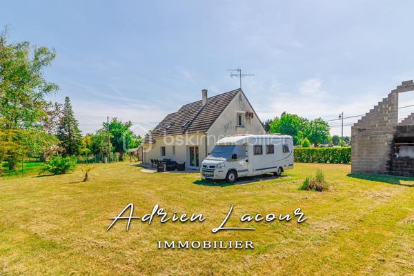 PRUNIERS-EN-SOLOGNE (41200) - BELLE MAISON FAMILIALE. Venez découvrir cette jolie maison de 1995 située au centre du village et de toutes ses commodités, vous profiterez au rez-de-chaussée d'un salon/séjour, d'une cuisine aménagée indépendante, d'une chambre, d'une salle de bain avec baignoire et douche ainsi qu'un wc indépendant. L'étage se compose de 3 chambres dont une de 19 m² et d'une salle d'eau avec wc. Garage accolé de plus de 28 m², accessible depuis la cuisine, avec une chambre d'amis à l'étage ainsi qu'une douche et wc. L'ensemble sur un terrain de plus de 1300 m² avec un double garage de plus de 50 m² (à terminer) et un puits habillé de sa très belle tourelle.
Chauffage central au gaz de ville, terrasse, jardin, garage…
A découvrir rapidement, idéale pour toute la famille!

Pour visiter et vous accompagner dans votre projet n'hésitez pas à me contacter, ADRIEN LACOUR.
- ESTIMATION GRATUITE DE VOTRE BIEN -