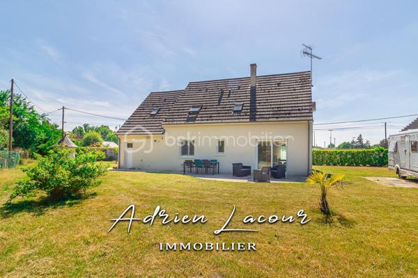 PRUNIERS-EN-SOLOGNE (41200) - BELLE MAISON FAMILIALE. Venez découvrir cette jolie maison de 1995 située au centre du village et de toutes ses commodités, vous profiterez au rez-de-chaussée d'un salon/séjour, d'une cuisine aménagée indépendante, d'une chambre, d'une salle de bain avec baignoire et douche ainsi qu'un wc indépendant. L'étage se compose de 3 chambres dont une de 19 m² et d'une salle d'eau avec wc. Garage accolé de plus de 28 m², accessible depuis la cuisine, avec une chambre d'amis à l'étage ainsi qu'une douche et wc. L'ensemble sur un terrain de plus de 1300 m² avec un double garage de plus de 50 m² (à terminer) et un puits habillé de sa très belle tourelle.
Chauffage central au gaz de ville, terrasse, jardin, garage…
A découvrir rapidement, idéale pour toute la famille!

Pour visiter et vous accompagner dans votre projet n'hésitez pas à me contacter, ADRIEN LACOUR.
- ESTIMATION GRATUITE DE VOTRE BIEN -