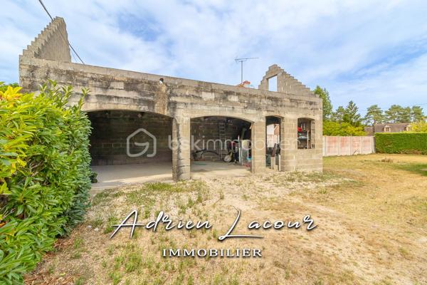 PRUNIERS-EN-SOLOGNE (41200) - BELLE MAISON FAMILIALE. Venez découvrir cette jolie maison de 1995 située au centre du village et de toutes ses commodités, vous profiterez au rez-de-chaussée d'un salon/séjour, d'une cuisine aménagée indépendante, d'une chambre, d'une salle de bain avec baignoire et douche ainsi qu'un wc indépendant. L'étage se compose de 3 chambres dont une de 19 m² et d'une salle d'eau avec wc. Garage accolé de plus de 28 m², accessible depuis la cuisine, avec une chambre d'amis à l'étage ainsi qu'une douche et wc. L'ensemble sur un terrain de plus de 1300 m² avec un double garage de plus de 50 m² (à terminer) et un puits habillé de sa très belle tourelle.
Chauffage central au gaz de ville, terrasse, jardin, garage…
A découvrir rapidement, idéale pour toute la famille!

Pour visiter et vous accompagner dans votre projet n'hésitez pas à me contacter, ADRIEN LACOUR.
- ESTIMATION GRATUITE DE VOTRE BIEN -