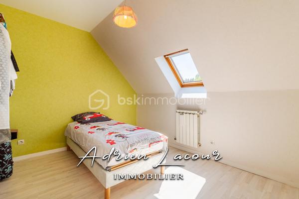 PRUNIERS-EN-SOLOGNE (41200) - BELLE MAISON FAMILIALE. Venez découvrir cette jolie maison de 1995 située au centre du village et de toutes ses commodités, vous profiterez au rez-de-chaussée d'un salon/séjour, d'une cuisine aménagée indépendante, d'une chambre, d'une salle de bain avec baignoire et douche ainsi qu'un wc indépendant. L'étage se compose de 3 chambres dont une de 19 m² et d'une salle d'eau avec wc. Garage accolé de plus de 28 m², accessible depuis la cuisine, avec une chambre d'amis à l'étage ainsi qu'une douche et wc. L'ensemble sur un terrain de plus de 1300 m² avec un double garage de plus de 50 m² (à terminer) et un puits habillé de sa très belle tourelle.
Chauffage central au gaz de ville, terrasse, jardin, garage…
A découvrir rapidement, idéale pour toute la famille!

Pour visiter et vous accompagner dans votre projet n'hésitez pas à me contacter, ADRIEN LACOUR.
- ESTIMATION GRATUITE DE VOTRE BIEN -