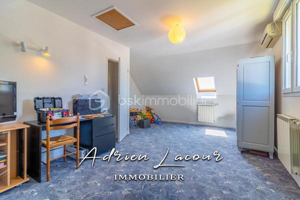PRUNIERS-EN-SOLOGNE (41200) - BELLE MAISON FAMILIALE. Venez découvrir cette jolie maison de 1995 située au centre du village et de toutes ses commodités, vous profiterez au rez-de-chaussée d'un salon/séjour, d'une cuisine aménagée indépendante, d'une chambre, d'une salle de bain avec baignoire et douche ainsi qu'un wc indépendant. L'étage se compose de 3 chambres dont une de 19 m² et d'une salle d'eau avec wc. Garage accolé de plus de 28 m², accessible depuis la cuisine, avec une chambre d'amis à l'étage ainsi qu'une douche et wc. L'ensemble sur un terrain de plus de 1300 m² avec un double garage de plus de 50 m² (à terminer) et un puits habillé de sa très belle tourelle.
Chauffage central au gaz de ville, terrasse, jardin, garage…
A découvrir rapidement, idéale pour toute la famille!

Pour visiter et vous accompagner dans votre projet n'hésitez pas à me contacter, ADRIEN LACOUR.
- ESTIMATION GRATUITE DE VOTRE BIEN -