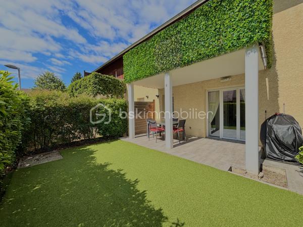 À Goncelin, venez découvrir ce bel appartement T4 en duplex de 120 m² habitables (83,21 m² Loi Carrez), situé au sein d’une petite copropriété dans un environnement calme et agréable.
Dès l’entrée, un hall avec WC indépendant vous accueille et dessert l’escalier menant à l’étage.
Le rez-de-chaussée s’organise autour d’une agréable pièce de vie avec cuisine ouverte, donnant directement sur un jardin-terrasse privatif d’environ 30 m². Un espace idéal pour profiter des beaux jours, déjeuner en extérieur ou partager de bons moments en famille ou entre amis.
À l’étage, l’espace nuit propose trois chambres avec placards coulissants, ainsi que deux salles de douche et un WC.
La suite parentale de plus de 24 m² offre un bel espace avec son dressing et sa salle de douche privative. Elle bénéficie également d’un accès direct à son balcon privatif.
Les deux autres chambres, elles aussi équipées de rangements, profitent chacune d’un accès direct à une belle terrasse privative.
Un vrai plus : chaque chambre bénéficie ainsi de son propre espace extérieur.
Construit en 2014, l’appartement est en très bon état et aucun travaux n’est à prévoir. Sa configuration et ses volumes offrent un confort particulièrement agréable au quotidien.
Pour compléter l’ensemble, vous disposerez d’un garage, d’une place de stationnement privative et d’une cave. Le jardin est également équipé d’un point d’eau et de l’électricité.
Vous apprécierez sa situation permettant de profiter d’un environnement calme tout en restant à proximité des écoles, commerces et commodités.

LES ATOUTS
• T4 en duplex
• 120 m² habitables – 83,21 m² Loi Carrez
• 3 chambres avec placards
• Suite parentale de + de 24 m² avec dressing et salle de douche
• Balcon privatif accessible depuis la suite parentale
• Terrasse privative accessible depuis les deux autres chambres
• Jardin-terrasse d’environ 30 m² au rez-de-chaussée
• 2 salles de douche et 2 WC
• Garage + parking privatif + cave
• Point d’eau et électricité dans le jardin
• Construction 2014
• Aucun travaux à prévoir
• Petite copropriété au calme
• Proche écoles et commerces

Un appartement aux airs de maison, où chacun peut profiter de son propre espace extérieur. Un bien rare et particulièrement agréable à vivre, idéal pour une famille à la recherche d’espace, de confort et de tranquillité.