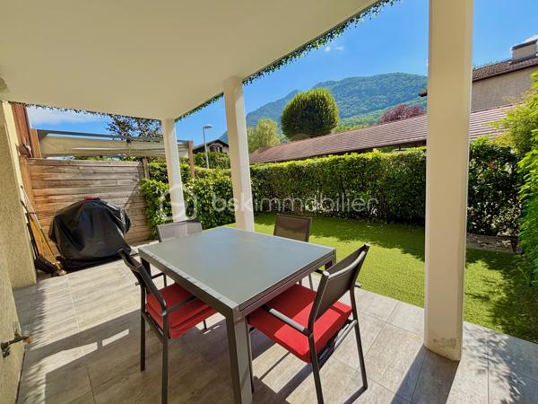 À Goncelin, venez découvrir ce bel appartement T4 en duplex de 120 m² habitables (83,21 m² Loi Carrez), situé au sein d’une petite copropriété dans un environnement calme et agréable.
Dès l’entrée, un hall avec WC indépendant vous accueille et dessert l’escalier menant à l’étage.
Le rez-de-chaussée s’organise autour d’une agréable pièce de vie avec cuisine ouverte, donnant directement sur un jardin-terrasse privatif d’environ 30 m². Un espace idéal pour profiter des beaux jours, déjeuner en extérieur ou partager de bons moments en famille ou entre amis.
À l’étage, l’espace nuit propose trois chambres avec placards coulissants, ainsi que deux salles de douche et un WC.
La suite parentale de plus de 24 m² offre un bel espace avec son dressing et sa salle de douche privative. Elle bénéficie également d’un accès direct à son balcon privatif.
Les deux autres chambres, elles aussi équipées de rangements, profitent chacune d’un accès direct à une belle terrasse privative.
Un vrai plus : chaque chambre bénéficie ainsi de son propre espace extérieur.
Construit en 2014, l’appartement est en très bon état et aucun travaux n’est à prévoir. Sa configuration et ses volumes offrent un confort particulièrement agréable au quotidien.
Pour compléter l’ensemble, vous disposerez d’un garage, d’une place de stationnement privative et d’une cave. Le jardin est également équipé d’un point d’eau et de l’électricité.
Vous apprécierez sa situation permettant de profiter d’un environnement calme tout en restant à proximité des écoles, commerces et commodités.

LES ATOUTS
• T4 en duplex
• 120 m² habitables – 83,21 m² Loi Carrez
• 3 chambres avec placards
• Suite parentale de + de 24 m² avec dressing et salle de douche
• Balcon privatif accessible depuis la suite parentale
• Terrasse privative accessible depuis les deux autres chambres
• Jardin-terrasse d’environ 30 m² au rez-de-chaussée
• 2 salles de douche et 2 WC
• Garage + parking privatif + cave
• Point d’eau et électricité dans le jardin
• Construction 2014
• Aucun travaux à prévoir
• Petite copropriété au calme
• Proche écoles et commerces

Un appartement aux airs de maison, où chacun peut profiter de son propre espace extérieur. Un bien rare et particulièrement agréable à vivre, idéal pour une famille à la recherche d’espace, de confort et de tranquillité.
