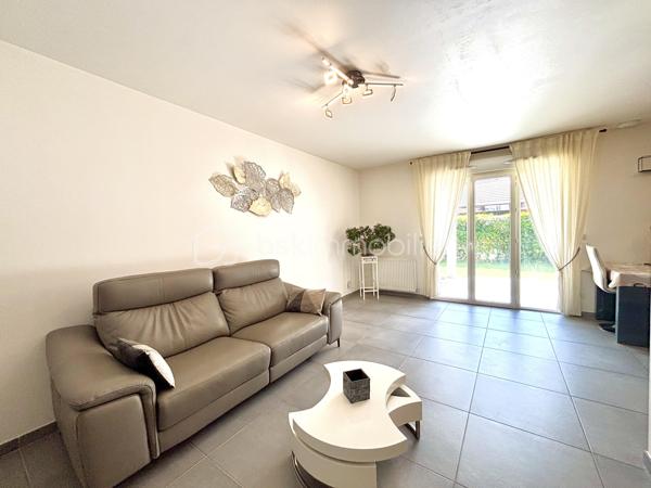 À Goncelin, venez découvrir ce bel appartement T4 en duplex de 120 m² habitables (83,21 m² Loi Carrez), situé au sein d’une petite copropriété dans un environnement calme et agréable.
Dès l’entrée, un hall avec WC indépendant vous accueille et dessert l’escalier menant à l’étage.
Le rez-de-chaussée s’organise autour d’une agréable pièce de vie avec cuisine ouverte, donnant directement sur un jardin-terrasse privatif d’environ 30 m². Un espace idéal pour profiter des beaux jours, déjeuner en extérieur ou partager de bons moments en famille ou entre amis.
À l’étage, l’espace nuit propose trois chambres avec placards coulissants, ainsi que deux salles de douche et un WC.
La suite parentale de plus de 24 m² offre un bel espace avec son dressing et sa salle de douche privative. Elle bénéficie également d’un accès direct à son balcon privatif.
Les deux autres chambres, elles aussi équipées de rangements, profitent chacune d’un accès direct à une belle terrasse privative.
Un vrai plus : chaque chambre bénéficie ainsi de son propre espace extérieur.
Construit en 2014, l’appartement est en très bon état et aucun travaux n’est à prévoir. Sa configuration et ses volumes offrent un confort particulièrement agréable au quotidien.
Pour compléter l’ensemble, vous disposerez d’un garage, d’une place de stationnement privative et d’une cave. Le jardin est également équipé d’un point d’eau et de l’électricité.
Vous apprécierez sa situation permettant de profiter d’un environnement calme tout en restant à proximité des écoles, commerces et commodités.

LES ATOUTS
• T4 en duplex
• 120 m² habitables – 83,21 m² Loi Carrez
• 3 chambres avec placards
• Suite parentale de + de 24 m² avec dressing et salle de douche
• Balcon privatif accessible depuis la suite parentale
• Terrasse privative accessible depuis les deux autres chambres
• Jardin-terrasse d’environ 30 m² au rez-de-chaussée
• 2 salles de douche et 2 WC
• Garage + parking privatif + cave
• Point d’eau et électricité dans le jardin
• Construction 2014
• Aucun travaux à prévoir
• Petite copropriété au calme
• Proche écoles et commerces

Un appartement aux airs de maison, où chacun peut profiter de son propre espace extérieur. Un bien rare et particulièrement agréable à vivre, idéal pour une famille à la recherche d’espace, de confort et de tranquillité.