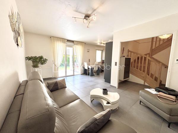 À Goncelin, venez découvrir ce bel appartement T4 en duplex de 120 m² habitables (83,21 m² Loi Carrez), situé au sein d’une petite copropriété dans un environnement calme et agréable.
Dès l’entrée, un hall avec WC indépendant vous accueille et dessert l’escalier menant à l’étage.
Le rez-de-chaussée s’organise autour d’une agréable pièce de vie avec cuisine ouverte, donnant directement sur un jardin-terrasse privatif d’environ 30 m². Un espace idéal pour profiter des beaux jours, déjeuner en extérieur ou partager de bons moments en famille ou entre amis.
À l’étage, l’espace nuit propose trois chambres avec placards coulissants, ainsi que deux salles de douche et un WC.
La suite parentale de plus de 24 m² offre un bel espace avec son dressing et sa salle de douche privative. Elle bénéficie également d’un accès direct à son balcon privatif.
Les deux autres chambres, elles aussi équipées de rangements, profitent chacune d’un accès direct à une belle terrasse privative.
Un vrai plus : chaque chambre bénéficie ainsi de son propre espace extérieur.
Construit en 2014, l’appartement est en très bon état et aucun travaux n’est à prévoir. Sa configuration et ses volumes offrent un confort particulièrement agréable au quotidien.
Pour compléter l’ensemble, vous disposerez d’un garage, d’une place de stationnement privative et d’une cave. Le jardin est également équipé d’un point d’eau et de l’électricité.
Vous apprécierez sa situation permettant de profiter d’un environnement calme tout en restant à proximité des écoles, commerces et commodités.

LES ATOUTS
• T4 en duplex
• 120 m² habitables – 83,21 m² Loi Carrez
• 3 chambres avec placards
• Suite parentale de + de 24 m² avec dressing et salle de douche
• Balcon privatif accessible depuis la suite parentale
• Terrasse privative accessible depuis les deux autres chambres
• Jardin-terrasse d’environ 30 m² au rez-de-chaussée
• 2 salles de douche et 2 WC
• Garage + parking privatif + cave
• Point d’eau et électricité dans le jardin
• Construction 2014
• Aucun travaux à prévoir
• Petite copropriété au calme
• Proche écoles et commerces

Un appartement aux airs de maison, où chacun peut profiter de son propre espace extérieur. Un bien rare et particulièrement agréable à vivre, idéal pour une famille à la recherche d’espace, de confort et de tranquillité.