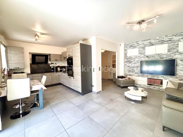 À Goncelin, venez découvrir ce bel appartement T4 en duplex de 120 m² habitables (83,21 m² Loi Carrez), situé au sein d’une petite copropriété dans un environnement calme et agréable.
Dès l’entrée, un hall avec WC indépendant vous accueille et dessert l’escalier menant à l’étage.
Le rez-de-chaussée s’organise autour d’une agréable pièce de vie avec cuisine ouverte, donnant directement sur un jardin-terrasse privatif d’environ 30 m². Un espace idéal pour profiter des beaux jours, déjeuner en extérieur ou partager de bons moments en famille ou entre amis.
À l’étage, l’espace nuit propose trois chambres avec placards coulissants, ainsi que deux salles de douche et un WC.
La suite parentale de plus de 24 m² offre un bel espace avec son dressing et sa salle de douche privative. Elle bénéficie également d’un accès direct à son balcon privatif.
Les deux autres chambres, elles aussi équipées de rangements, profitent chacune d’un accès direct à une belle terrasse privative.
Un vrai plus : chaque chambre bénéficie ainsi de son propre espace extérieur.
Construit en 2014, l’appartement est en très bon état et aucun travaux n’est à prévoir. Sa configuration et ses volumes offrent un confort particulièrement agréable au quotidien.
Pour compléter l’ensemble, vous disposerez d’un garage, d’une place de stationnement privative et d’une cave. Le jardin est également équipé d’un point d’eau et de l’électricité.
Vous apprécierez sa situation permettant de profiter d’un environnement calme tout en restant à proximité des écoles, commerces et commodités.

LES ATOUTS
• T4 en duplex
• 120 m² habitables – 83,21 m² Loi Carrez
• 3 chambres avec placards
• Suite parentale de + de 24 m² avec dressing et salle de douche
• Balcon privatif accessible depuis la suite parentale
• Terrasse privative accessible depuis les deux autres chambres
• Jardin-terrasse d’environ 30 m² au rez-de-chaussée
• 2 salles de douche et 2 WC
• Garage + parking privatif + cave
• Point d’eau et électricité dans le jardin
• Construction 2014
• Aucun travaux à prévoir
• Petite copropriété au calme
• Proche écoles et commerces

Un appartement aux airs de maison, où chacun peut profiter de son propre espace extérieur. Un bien rare et particulièrement agréable à vivre, idéal pour une famille à la recherche d’espace, de confort et de tranquillité.