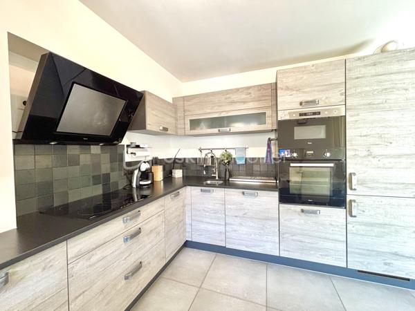 À Goncelin, venez découvrir ce bel appartement T4 en duplex de 120 m² habitables (83,21 m² Loi Carrez), situé au sein d’une petite copropriété dans un environnement calme et agréable.
Dès l’entrée, un hall avec WC indépendant vous accueille et dessert l’escalier menant à l’étage.
Le rez-de-chaussée s’organise autour d’une agréable pièce de vie avec cuisine ouverte, donnant directement sur un jardin-terrasse privatif d’environ 30 m². Un espace idéal pour profiter des beaux jours, déjeuner en extérieur ou partager de bons moments en famille ou entre amis.
À l’étage, l’espace nuit propose trois chambres avec placards coulissants, ainsi que deux salles de douche et un WC.
La suite parentale de plus de 24 m² offre un bel espace avec son dressing et sa salle de douche privative. Elle bénéficie également d’un accès direct à son balcon privatif.
Les deux autres chambres, elles aussi équipées de rangements, profitent chacune d’un accès direct à une belle terrasse privative.
Un vrai plus : chaque chambre bénéficie ainsi de son propre espace extérieur.
Construit en 2014, l’appartement est en très bon état et aucun travaux n’est à prévoir. Sa configuration et ses volumes offrent un confort particulièrement agréable au quotidien.
Pour compléter l’ensemble, vous disposerez d’un garage, d’une place de stationnement privative et d’une cave. Le jardin est également équipé d’un point d’eau et de l’électricité.
Vous apprécierez sa situation permettant de profiter d’un environnement calme tout en restant à proximité des écoles, commerces et commodités.

LES ATOUTS
• T4 en duplex
• 120 m² habitables – 83,21 m² Loi Carrez
• 3 chambres avec placards
• Suite parentale de + de 24 m² avec dressing et salle de douche
• Balcon privatif accessible depuis la suite parentale
• Terrasse privative accessible depuis les deux autres chambres
• Jardin-terrasse d’environ 30 m² au rez-de-chaussée
• 2 salles de douche et 2 WC
• Garage + parking privatif + cave
• Point d’eau et électricité dans le jardin
• Construction 2014
• Aucun travaux à prévoir
• Petite copropriété au calme
• Proche écoles et commerces

Un appartement aux airs de maison, où chacun peut profiter de son propre espace extérieur. Un bien rare et particulièrement agréable à vivre, idéal pour une famille à la recherche d’espace, de confort et de tranquillité.