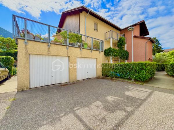 À Goncelin, venez découvrir ce bel appartement T4 en duplex de 120 m² habitables (83,21 m² Loi Carrez), situé au sein d’une petite copropriété dans un environnement calme et agréable.
Dès l’entrée, un hall avec WC indépendant vous accueille et dessert l’escalier menant à l’étage.
Le rez-de-chaussée s’organise autour d’une agréable pièce de vie avec cuisine ouverte, donnant directement sur un jardin-terrasse privatif d’environ 30 m². Un espace idéal pour profiter des beaux jours, déjeuner en extérieur ou partager de bons moments en famille ou entre amis.
À l’étage, l’espace nuit propose trois chambres avec placards coulissants, ainsi que deux salles de douche et un WC.
La suite parentale de plus de 24 m² offre un bel espace avec son dressing et sa salle de douche privative. Elle bénéficie également d’un accès direct à son balcon privatif.
Les deux autres chambres, elles aussi équipées de rangements, profitent chacune d’un accès direct à une belle terrasse privative.
Un vrai plus : chaque chambre bénéficie ainsi de son propre espace extérieur.
Construit en 2014, l’appartement est en très bon état et aucun travaux n’est à prévoir. Sa configuration et ses volumes offrent un confort particulièrement agréable au quotidien.
Pour compléter l’ensemble, vous disposerez d’un garage, d’une place de stationnement privative et d’une cave. Le jardin est également équipé d’un point d’eau et de l’électricité.
Vous apprécierez sa situation permettant de profiter d’un environnement calme tout en restant à proximité des écoles, commerces et commodités.

LES ATOUTS
• T4 en duplex
• 120 m² habitables – 83,21 m² Loi Carrez
• 3 chambres avec placards
• Suite parentale de + de 24 m² avec dressing et salle de douche
• Balcon privatif accessible depuis la suite parentale
• Terrasse privative accessible depuis les deux autres chambres
• Jardin-terrasse d’environ 30 m² au rez-de-chaussée
• 2 salles de douche et 2 WC
• Garage + parking privatif + cave
• Point d’eau et électricité dans le jardin
• Construction 2014
• Aucun travaux à prévoir
• Petite copropriété au calme
• Proche écoles et commerces

Un appartement aux airs de maison, où chacun peut profiter de son propre espace extérieur. Un bien rare et particulièrement agréable à vivre, idéal pour une famille à la recherche d’espace, de confort et de tranquillité.