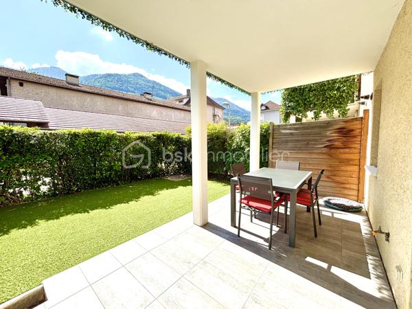 À Goncelin, venez découvrir ce bel appartement T4 en duplex de 120 m² habitables (83,21 m² Loi Carrez), situé au sein d’une petite copropriété dans un environnement calme et agréable.
Dès l’entrée, un hall avec WC indépendant vous accueille et dessert l’escalier menant à l’étage.
Le rez-de-chaussée s’organise autour d’une agréable pièce de vie avec cuisine ouverte, donnant directement sur un jardin-terrasse privatif d’environ 30 m². Un espace idéal pour profiter des beaux jours, déjeuner en extérieur ou partager de bons moments en famille ou entre amis.
À l’étage, l’espace nuit propose trois chambres avec placards coulissants, ainsi que deux salles de douche et un WC.
La suite parentale de plus de 24 m² offre un bel espace avec son dressing et sa salle de douche privative. Elle bénéficie également d’un accès direct à son balcon privatif.
Les deux autres chambres, elles aussi équipées de rangements, profitent chacune d’un accès direct à une belle terrasse privative.
Un vrai plus : chaque chambre bénéficie ainsi de son propre espace extérieur.
Construit en 2014, l’appartement est en très bon état et aucun travaux n’est à prévoir. Sa configuration et ses volumes offrent un confort particulièrement agréable au quotidien.
Pour compléter l’ensemble, vous disposerez d’un garage, d’une place de stationnement privative et d’une cave. Le jardin est également équipé d’un point d’eau et de l’électricité.
Vous apprécierez sa situation permettant de profiter d’un environnement calme tout en restant à proximité des écoles, commerces et commodités.

LES ATOUTS
• T4 en duplex
• 120 m² habitables – 83,21 m² Loi Carrez
• 3 chambres avec placards
• Suite parentale de + de 24 m² avec dressing et salle de douche
• Balcon privatif accessible depuis la suite parentale
• Terrasse privative accessible depuis les deux autres chambres
• Jardin-terrasse d’environ 30 m² au rez-de-chaussée
• 2 salles de douche et 2 WC
• Garage + parking privatif + cave
• Point d’eau et électricité dans le jardin
• Construction 2014
• Aucun travaux à prévoir
• Petite copropriété au calme
• Proche écoles et commerces

Un appartement aux airs de maison, où chacun peut profiter de son propre espace extérieur. Un bien rare et particulièrement agréable à vivre, idéal pour une famille à la recherche d’espace, de confort et de tranquillité.