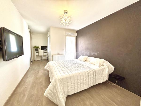 À Goncelin, venez découvrir ce bel appartement T4 en duplex de 120 m² habitables (83,21 m² Loi Carrez), situé au sein d’une petite copropriété dans un environnement calme et agréable.
Dès l’entrée, un hall avec WC indépendant vous accueille et dessert l’escalier menant à l’étage.
Le rez-de-chaussée s’organise autour d’une agréable pièce de vie avec cuisine ouverte, donnant directement sur un jardin-terrasse privatif d’environ 30 m². Un espace idéal pour profiter des beaux jours, déjeuner en extérieur ou partager de bons moments en famille ou entre amis.
À l’étage, l’espace nuit propose trois chambres avec placards coulissants, ainsi que deux salles de douche et un WC.
La suite parentale de plus de 24 m² offre un bel espace avec son dressing et sa salle de douche privative. Elle bénéficie également d’un accès direct à son balcon privatif.
Les deux autres chambres, elles aussi équipées de rangements, profitent chacune d’un accès direct à une belle terrasse privative.
Un vrai plus : chaque chambre bénéficie ainsi de son propre espace extérieur.
Construit en 2014, l’appartement est en très bon état et aucun travaux n’est à prévoir. Sa configuration et ses volumes offrent un confort particulièrement agréable au quotidien.
Pour compléter l’ensemble, vous disposerez d’un garage, d’une place de stationnement privative et d’une cave. Le jardin est également équipé d’un point d’eau et de l’électricité.
Vous apprécierez sa situation permettant de profiter d’un environnement calme tout en restant à proximité des écoles, commerces et commodités.

LES ATOUTS
• T4 en duplex
• 120 m² habitables – 83,21 m² Loi Carrez
• 3 chambres avec placards
• Suite parentale de + de 24 m² avec dressing et salle de douche
• Balcon privatif accessible depuis la suite parentale
• Terrasse privative accessible depuis les deux autres chambres
• Jardin-terrasse d’environ 30 m² au rez-de-chaussée
• 2 salles de douche et 2 WC
• Garage + parking privatif + cave
• Point d’eau et électricité dans le jardin
• Construction 2014
• Aucun travaux à prévoir
• Petite copropriété au calme
• Proche écoles et commerces

Un appartement aux airs de maison, où chacun peut profiter de son propre espace extérieur. Un bien rare et particulièrement agréable à vivre, idéal pour une famille à la recherche d’espace, de confort et de tranquillité.