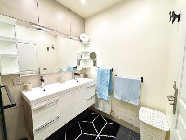 À Goncelin, venez découvrir ce bel appartement T4 en duplex de 120 m² habitables (83,21 m² Loi Carrez), situé au sein d’une petite copropriété dans un environnement calme et agréable.
Dès l’entrée, un hall avec WC indépendant vous accueille et dessert l’escalier menant à l’étage.
Le rez-de-chaussée s’organise autour d’une agréable pièce de vie avec cuisine ouverte, donnant directement sur un jardin-terrasse privatif d’environ 30 m². Un espace idéal pour profiter des beaux jours, déjeuner en extérieur ou partager de bons moments en famille ou entre amis.
À l’étage, l’espace nuit propose trois chambres avec placards coulissants, ainsi que deux salles de douche et un WC.
La suite parentale de plus de 24 m² offre un bel espace avec son dressing et sa salle de douche privative. Elle bénéficie également d’un accès direct à son balcon privatif.
Les deux autres chambres, elles aussi équipées de rangements, profitent chacune d’un accès direct à une belle terrasse privative.
Un vrai plus : chaque chambre bénéficie ainsi de son propre espace extérieur.
Construit en 2014, l’appartement est en très bon état et aucun travaux n’est à prévoir. Sa configuration et ses volumes offrent un confort particulièrement agréable au quotidien.
Pour compléter l’ensemble, vous disposerez d’un garage, d’une place de stationnement privative et d’une cave. Le jardin est également équipé d’un point d’eau et de l’électricité.
Vous apprécierez sa situation permettant de profiter d’un environnement calme tout en restant à proximité des écoles, commerces et commodités.

LES ATOUTS
• T4 en duplex
• 120 m² habitables – 83,21 m² Loi Carrez
• 3 chambres avec placards
• Suite parentale de + de 24 m² avec dressing et salle de douche
• Balcon privatif accessible depuis la suite parentale
• Terrasse privative accessible depuis les deux autres chambres
• Jardin-terrasse d’environ 30 m² au rez-de-chaussée
• 2 salles de douche et 2 WC
• Garage + parking privatif + cave
• Point d’eau et électricité dans le jardin
• Construction 2014
• Aucun travaux à prévoir
• Petite copropriété au calme
• Proche écoles et commerces

Un appartement aux airs de maison, où chacun peut profiter de son propre espace extérieur. Un bien rare et particulièrement agréable à vivre, idéal pour une famille à la recherche d’espace, de confort et de tranquillité.