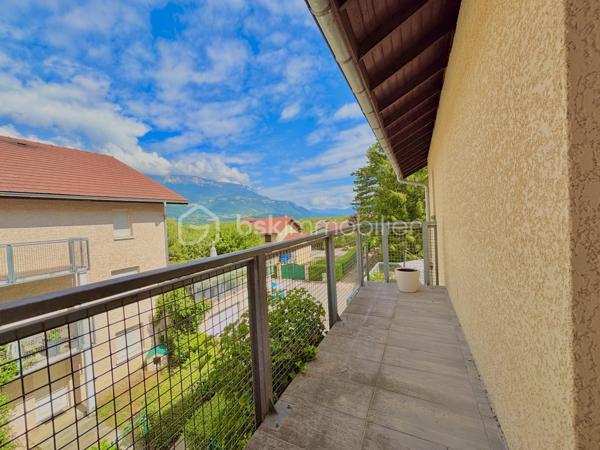 À Goncelin, venez découvrir ce bel appartement T4 en duplex de 120 m² habitables (83,21 m² Loi Carrez), situé au sein d’une petite copropriété dans un environnement calme et agréable.
Dès l’entrée, un hall avec WC indépendant vous accueille et dessert l’escalier menant à l’étage.
Le rez-de-chaussée s’organise autour d’une agréable pièce de vie avec cuisine ouverte, donnant directement sur un jardin-terrasse privatif d’environ 30 m². Un espace idéal pour profiter des beaux jours, déjeuner en extérieur ou partager de bons moments en famille ou entre amis.
À l’étage, l’espace nuit propose trois chambres avec placards coulissants, ainsi que deux salles de douche et un WC.
La suite parentale de plus de 24 m² offre un bel espace avec son dressing et sa salle de douche privative. Elle bénéficie également d’un accès direct à son balcon privatif.
Les deux autres chambres, elles aussi équipées de rangements, profitent chacune d’un accès direct à une belle terrasse privative.
Un vrai plus : chaque chambre bénéficie ainsi de son propre espace extérieur.
Construit en 2014, l’appartement est en très bon état et aucun travaux n’est à prévoir. Sa configuration et ses volumes offrent un confort particulièrement agréable au quotidien.
Pour compléter l’ensemble, vous disposerez d’un garage, d’une place de stationnement privative et d’une cave. Le jardin est également équipé d’un point d’eau et de l’électricité.
Vous apprécierez sa situation permettant de profiter d’un environnement calme tout en restant à proximité des écoles, commerces et commodités.

LES ATOUTS
• T4 en duplex
• 120 m² habitables – 83,21 m² Loi Carrez
• 3 chambres avec placards
• Suite parentale de + de 24 m² avec dressing et salle de douche
• Balcon privatif accessible depuis la suite parentale
• Terrasse privative accessible depuis les deux autres chambres
• Jardin-terrasse d’environ 30 m² au rez-de-chaussée
• 2 salles de douche et 2 WC
• Garage + parking privatif + cave
• Point d’eau et électricité dans le jardin
• Construction 2014
• Aucun travaux à prévoir
• Petite copropriété au calme
• Proche écoles et commerces

Un appartement aux airs de maison, où chacun peut profiter de son propre espace extérieur. Un bien rare et particulièrement agréable à vivre, idéal pour une famille à la recherche d’espace, de confort et de tranquillité.