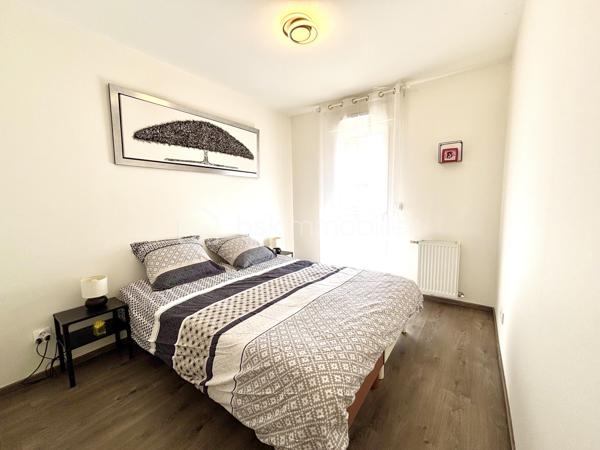 À Goncelin, venez découvrir ce bel appartement T4 en duplex de 120 m² habitables (83,21 m² Loi Carrez), situé au sein d’une petite copropriété dans un environnement calme et agréable.
Dès l’entrée, un hall avec WC indépendant vous accueille et dessert l’escalier menant à l’étage.
Le rez-de-chaussée s’organise autour d’une agréable pièce de vie avec cuisine ouverte, donnant directement sur un jardin-terrasse privatif d’environ 30 m². Un espace idéal pour profiter des beaux jours, déjeuner en extérieur ou partager de bons moments en famille ou entre amis.
À l’étage, l’espace nuit propose trois chambres avec placards coulissants, ainsi que deux salles de douche et un WC.
La suite parentale de plus de 24 m² offre un bel espace avec son dressing et sa salle de douche privative. Elle bénéficie également d’un accès direct à son balcon privatif.
Les deux autres chambres, elles aussi équipées de rangements, profitent chacune d’un accès direct à une belle terrasse privative.
Un vrai plus : chaque chambre bénéficie ainsi de son propre espace extérieur.
Construit en 2014, l’appartement est en très bon état et aucun travaux n’est à prévoir. Sa configuration et ses volumes offrent un confort particulièrement agréable au quotidien.
Pour compléter l’ensemble, vous disposerez d’un garage, d’une place de stationnement privative et d’une cave. Le jardin est également équipé d’un point d’eau et de l’électricité.
Vous apprécierez sa situation permettant de profiter d’un environnement calme tout en restant à proximité des écoles, commerces et commodités.

LES ATOUTS
• T4 en duplex
• 120 m² habitables – 83,21 m² Loi Carrez
• 3 chambres avec placards
• Suite parentale de + de 24 m² avec dressing et salle de douche
• Balcon privatif accessible depuis la suite parentale
• Terrasse privative accessible depuis les deux autres chambres
• Jardin-terrasse d’environ 30 m² au rez-de-chaussée
• 2 salles de douche et 2 WC
• Garage + parking privatif + cave
• Point d’eau et électricité dans le jardin
• Construction 2014
• Aucun travaux à prévoir
• Petite copropriété au calme
• Proche écoles et commerces

Un appartement aux airs de maison, où chacun peut profiter de son propre espace extérieur. Un bien rare et particulièrement agréable à vivre, idéal pour une famille à la recherche d’espace, de confort et de tranquillité.