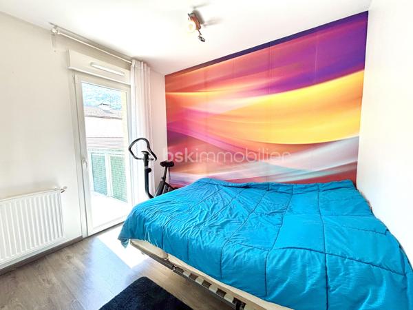 À Goncelin, venez découvrir ce bel appartement T4 en duplex de 120 m² habitables (83,21 m² Loi Carrez), situé au sein d’une petite copropriété dans un environnement calme et agréable.
Dès l’entrée, un hall avec WC indépendant vous accueille et dessert l’escalier menant à l’étage.
Le rez-de-chaussée s’organise autour d’une agréable pièce de vie avec cuisine ouverte, donnant directement sur un jardin-terrasse privatif d’environ 30 m². Un espace idéal pour profiter des beaux jours, déjeuner en extérieur ou partager de bons moments en famille ou entre amis.
À l’étage, l’espace nuit propose trois chambres avec placards coulissants, ainsi que deux salles de douche et un WC.
La suite parentale de plus de 24 m² offre un bel espace avec son dressing et sa salle de douche privative. Elle bénéficie également d’un accès direct à son balcon privatif.
Les deux autres chambres, elles aussi équipées de rangements, profitent chacune d’un accès direct à une belle terrasse privative.
Un vrai plus : chaque chambre bénéficie ainsi de son propre espace extérieur.
Construit en 2014, l’appartement est en très bon état et aucun travaux n’est à prévoir. Sa configuration et ses volumes offrent un confort particulièrement agréable au quotidien.
Pour compléter l’ensemble, vous disposerez d’un garage, d’une place de stationnement privative et d’une cave. Le jardin est également équipé d’un point d’eau et de l’électricité.
Vous apprécierez sa situation permettant de profiter d’un environnement calme tout en restant à proximité des écoles, commerces et commodités.

LES ATOUTS
• T4 en duplex
• 120 m² habitables – 83,21 m² Loi Carrez
• 3 chambres avec placards
• Suite parentale de + de 24 m² avec dressing et salle de douche
• Balcon privatif accessible depuis la suite parentale
• Terrasse privative accessible depuis les deux autres chambres
• Jardin-terrasse d’environ 30 m² au rez-de-chaussée
• 2 salles de douche et 2 WC
• Garage + parking privatif + cave
• Point d’eau et électricité dans le jardin
• Construction 2014
• Aucun travaux à prévoir
• Petite copropriété au calme
• Proche écoles et commerces

Un appartement aux airs de maison, où chacun peut profiter de son propre espace extérieur. Un bien rare et particulièrement agréable à vivre, idéal pour une famille à la recherche d’espace, de confort et de tranquillité.
