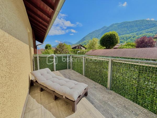 À Goncelin, venez découvrir ce bel appartement T4 en duplex de 120 m² habitables (83,21 m² Loi Carrez), situé au sein d’une petite copropriété dans un environnement calme et agréable.
Dès l’entrée, un hall avec WC indépendant vous accueille et dessert l’escalier menant à l’étage.
Le rez-de-chaussée s’organise autour d’une agréable pièce de vie avec cuisine ouverte, donnant directement sur un jardin-terrasse privatif d’environ 30 m². Un espace idéal pour profiter des beaux jours, déjeuner en extérieur ou partager de bons moments en famille ou entre amis.
À l’étage, l’espace nuit propose trois chambres avec placards coulissants, ainsi que deux salles de douche et un WC.
La suite parentale de plus de 24 m² offre un bel espace avec son dressing et sa salle de douche privative. Elle bénéficie également d’un accès direct à son balcon privatif.
Les deux autres chambres, elles aussi équipées de rangements, profitent chacune d’un accès direct à une belle terrasse privative.
Un vrai plus : chaque chambre bénéficie ainsi de son propre espace extérieur.
Construit en 2014, l’appartement est en très bon état et aucun travaux n’est à prévoir. Sa configuration et ses volumes offrent un confort particulièrement agréable au quotidien.
Pour compléter l’ensemble, vous disposerez d’un garage, d’une place de stationnement privative et d’une cave. Le jardin est également équipé d’un point d’eau et de l’électricité.
Vous apprécierez sa situation permettant de profiter d’un environnement calme tout en restant à proximité des écoles, commerces et commodités.

LES ATOUTS
• T4 en duplex
• 120 m² habitables – 83,21 m² Loi Carrez
• 3 chambres avec placards
• Suite parentale de + de 24 m² avec dressing et salle de douche
• Balcon privatif accessible depuis la suite parentale
• Terrasse privative accessible depuis les deux autres chambres
• Jardin-terrasse d’environ 30 m² au rez-de-chaussée
• 2 salles de douche et 2 WC
• Garage + parking privatif + cave
• Point d’eau et électricité dans le jardin
• Construction 2014
• Aucun travaux à prévoir
• Petite copropriété au calme
• Proche écoles et commerces

Un appartement aux airs de maison, où chacun peut profiter de son propre espace extérieur. Un bien rare et particulièrement agréable à vivre, idéal pour une famille à la recherche d’espace, de confort et de tranquillité.