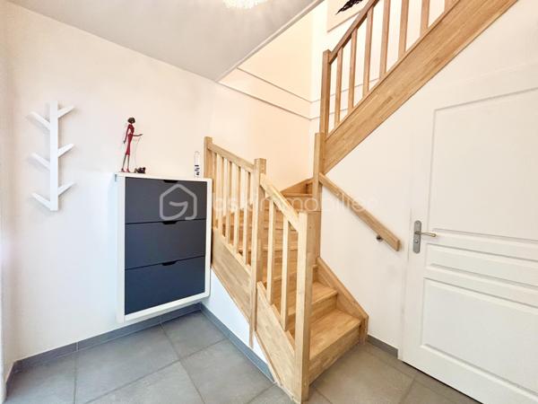 À Goncelin, venez découvrir ce bel appartement T4 en duplex de 120 m² habitables (83,21 m² Loi Carrez), situé au sein d’une petite copropriété dans un environnement calme et agréable.
Dès l’entrée, un hall avec WC indépendant vous accueille et dessert l’escalier menant à l’étage.
Le rez-de-chaussée s’organise autour d’une agréable pièce de vie avec cuisine ouverte, donnant directement sur un jardin-terrasse privatif d’environ 30 m². Un espace idéal pour profiter des beaux jours, déjeuner en extérieur ou partager de bons moments en famille ou entre amis.
À l’étage, l’espace nuit propose trois chambres avec placards coulissants, ainsi que deux salles de douche et un WC.
La suite parentale de plus de 24 m² offre un bel espace avec son dressing et sa salle de douche privative. Elle bénéficie également d’un accès direct à son balcon privatif.
Les deux autres chambres, elles aussi équipées de rangements, profitent chacune d’un accès direct à une belle terrasse privative.
Un vrai plus : chaque chambre bénéficie ainsi de son propre espace extérieur.
Construit en 2014, l’appartement est en très bon état et aucun travaux n’est à prévoir. Sa configuration et ses volumes offrent un confort particulièrement agréable au quotidien.
Pour compléter l’ensemble, vous disposerez d’un garage, d’une place de stationnement privative et d’une cave. Le jardin est également équipé d’un point d’eau et de l’électricité.
Vous apprécierez sa situation permettant de profiter d’un environnement calme tout en restant à proximité des écoles, commerces et commodités.

LES ATOUTS
• T4 en duplex
• 120 m² habitables – 83,21 m² Loi Carrez
• 3 chambres avec placards
• Suite parentale de + de 24 m² avec dressing et salle de douche
• Balcon privatif accessible depuis la suite parentale
• Terrasse privative accessible depuis les deux autres chambres
• Jardin-terrasse d’environ 30 m² au rez-de-chaussée
• 2 salles de douche et 2 WC
• Garage + parking privatif + cave
• Point d’eau et électricité dans le jardin
• Construction 2014
• Aucun travaux à prévoir
• Petite copropriété au calme
• Proche écoles et commerces

Un appartement aux airs de maison, où chacun peut profiter de son propre espace extérieur. Un bien rare et particulièrement agréable à vivre, idéal pour une famille à la recherche d’espace, de confort et de tranquillité.
