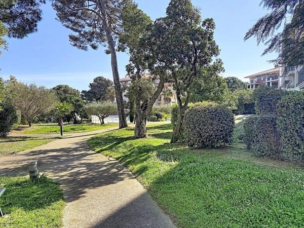 SAINT-AYGULF – RÉSIDENCE LE GRAND PARC – 3 PIÈCES D’EXCEPTION EN REZ-DE-JARDIN + GARAGE 40 M²