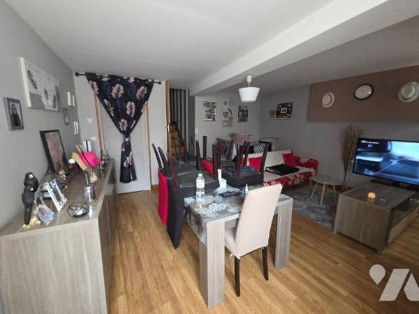 A VENDRE, sur la commune d'ESSOYES (Aube), idéal investissement locatif, une maison mitoyenne d...