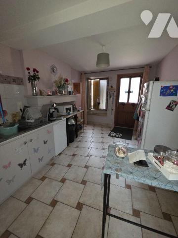 A VENDRE, sur la commune d'ESSOYES (Aube), idéal investissement locatif, une maison mitoyenne d...