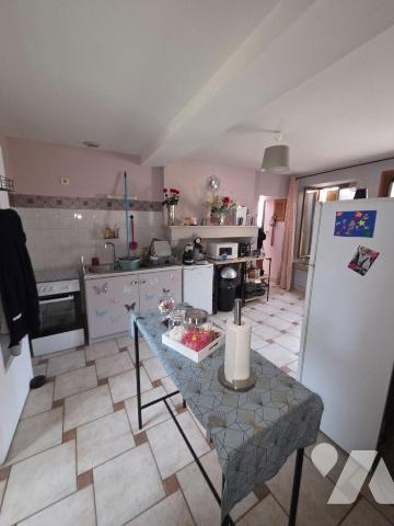 A VENDRE, sur la commune d'ESSOYES (Aube), idéal investissement locatif, une maison mitoyenne d...