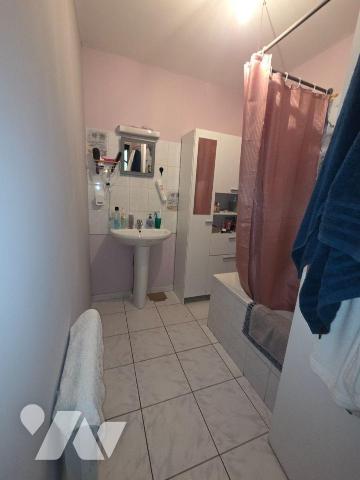 A VENDRE, sur la commune d'ESSOYES (Aube), idéal investissement locatif, une maison mitoyenne d...