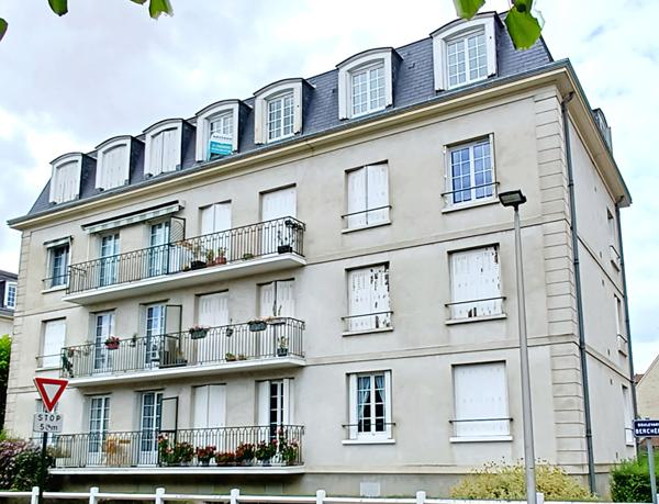 À vendre : Appartement 3 pièces en centre-ville d'Étampes avec un parking et une cave.