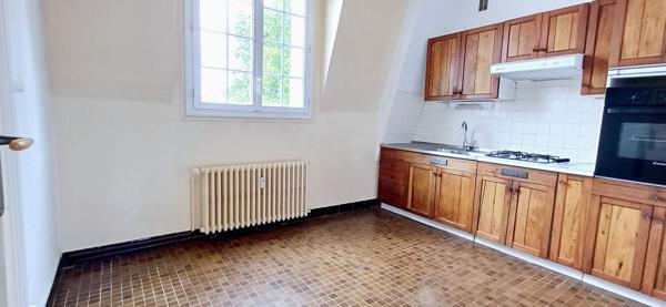À vendre : Appartement 3 pièces en centre-ville d'Étampes avec un parking et une cave.
