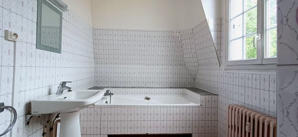 À vendre : Appartement 3 pièces en centre-ville d'Étampes avec un parking et une cave.